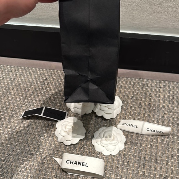Chanel Authetic Mini Shopping Bag, Ribbon, 4 Stickers & 4 Flowers - Picture 2 of 7